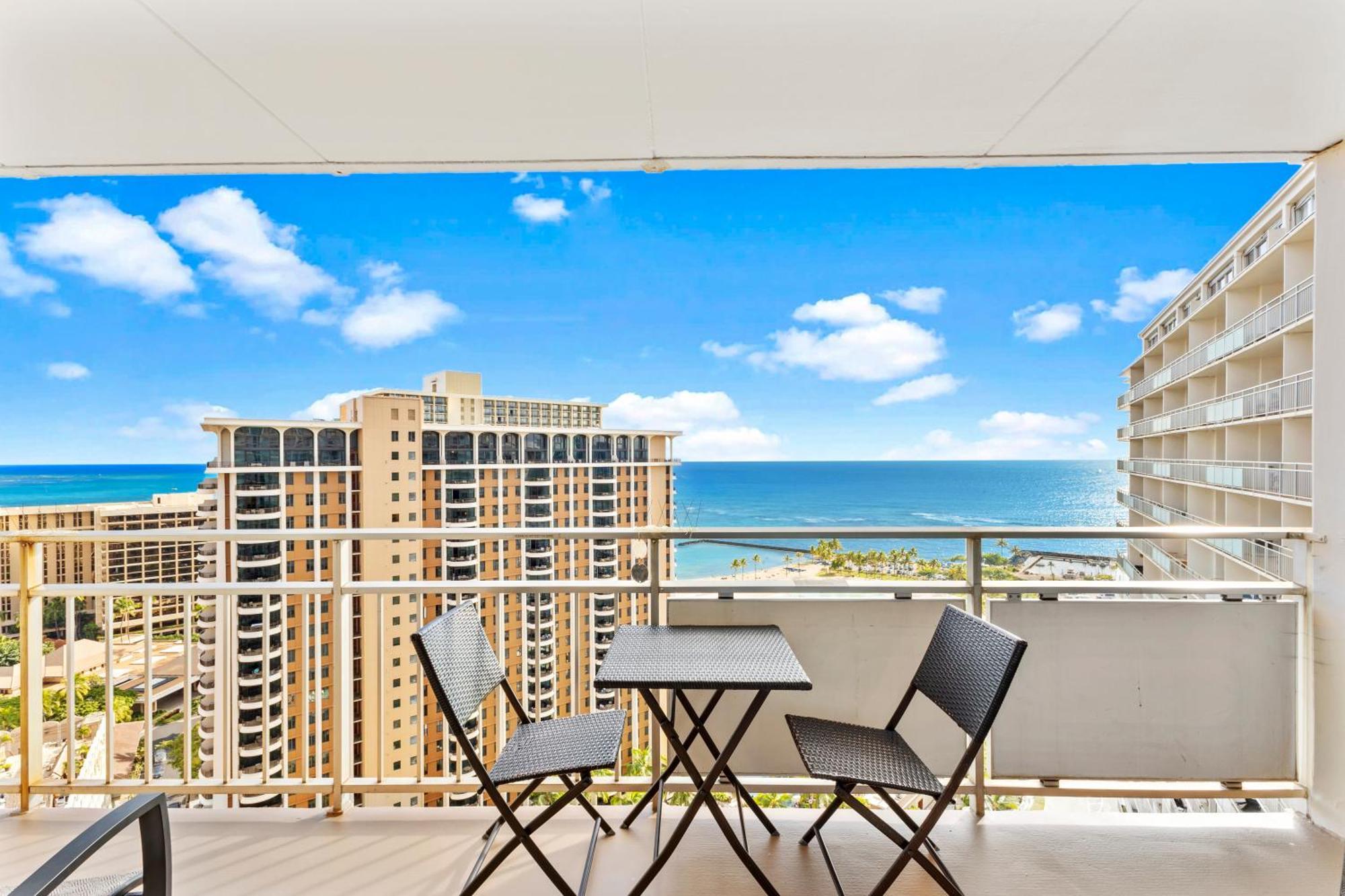 Breathtaking Ocean Views! Pool! Beach! Apartment *