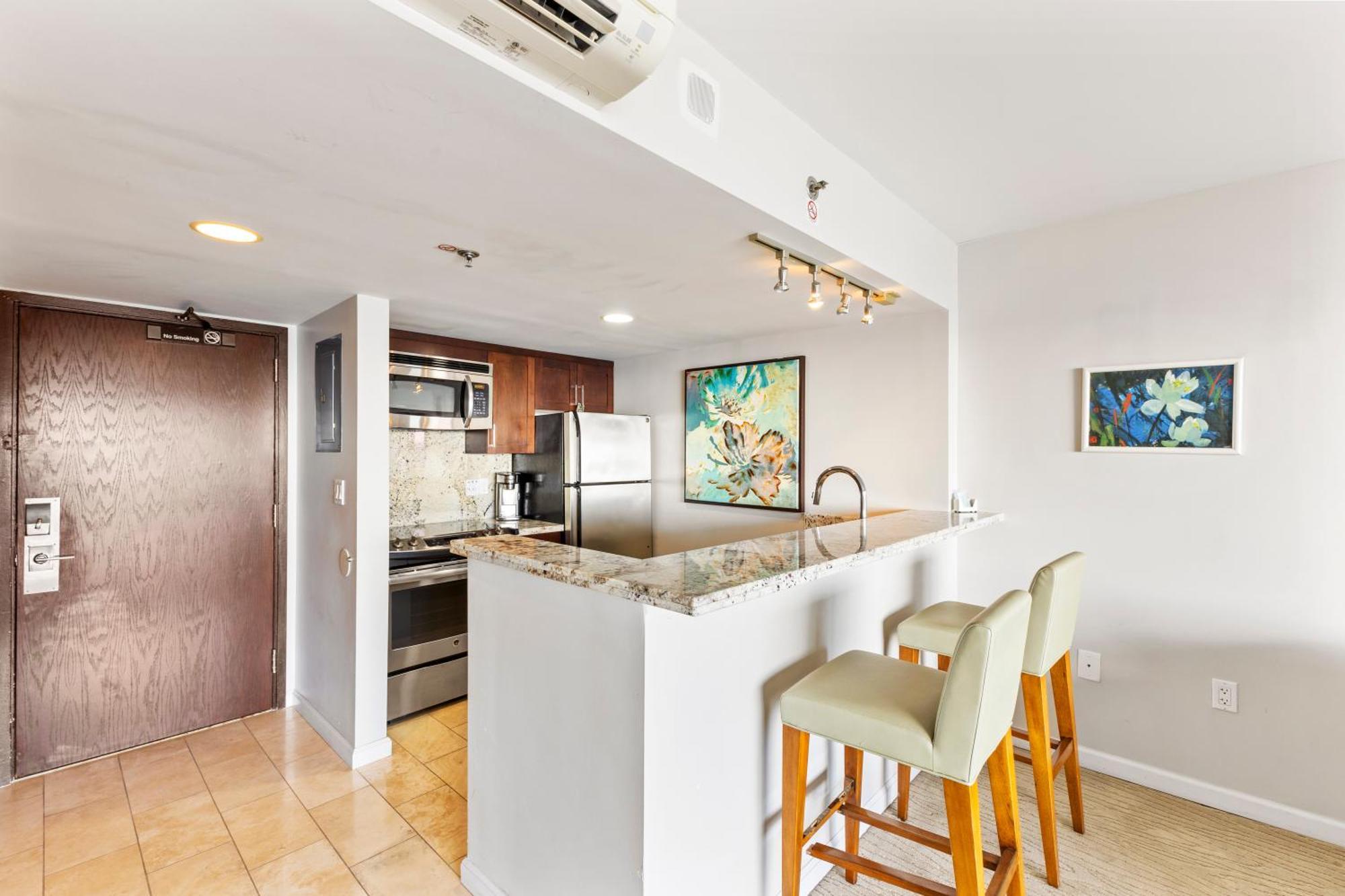 Breathtaking Ocean Views! Pool! Beach! Apartment Honolulu